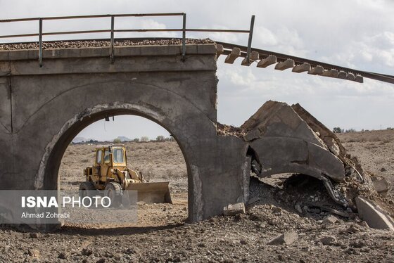 گزارش تصویری | خسارات ناشی از تجاوز آمریکایی صهیونیستی به پل راه آهن در محدوده استان قم