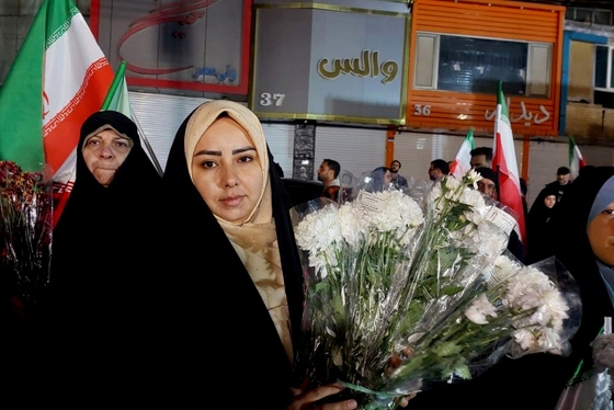 گزارش تصویری | توزیع ۲۰ هزار شاخه گل توسط مهاجران افغانستانی در میان مردم تهران