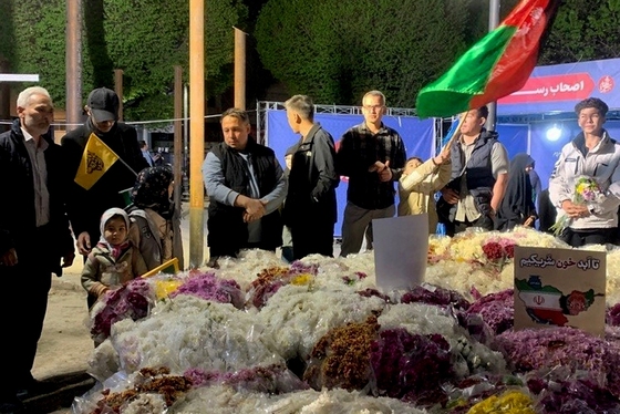 گزارش تصویری | توزیع ۲۰ هزار شاخه گل توسط مهاجران افغانستانی در میان مردم تهران