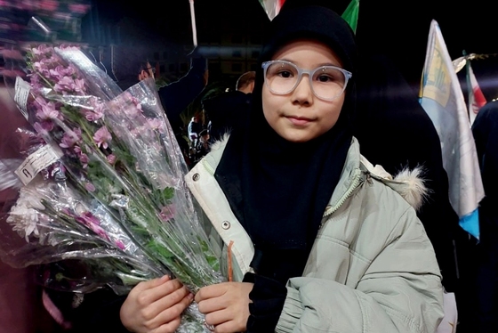 گزارش تصویری | توزیع ۲۰ هزار شاخه گل توسط مهاجران افغانستانی در میان مردم تهران