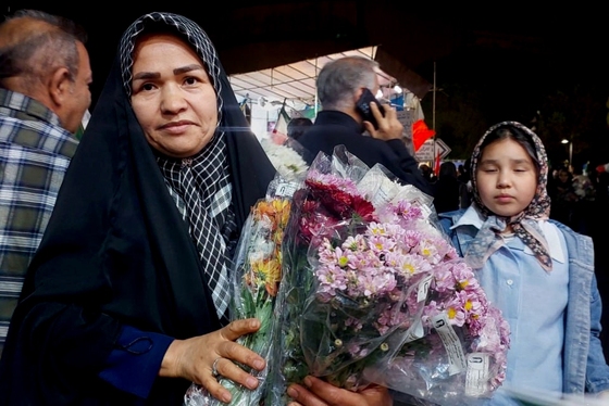 گزارش تصویری | توزیع ۲۰ هزار شاخه گل توسط مهاجران افغانستانی در میان مردم تهران