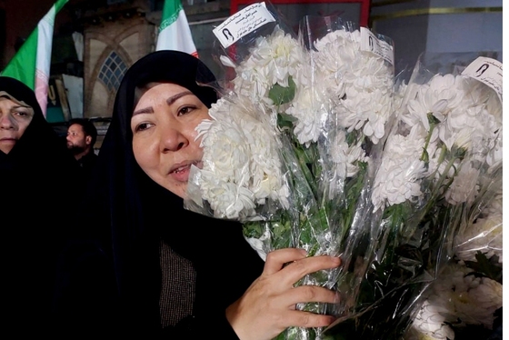 گزارش تصویری | توزیع ۲۰ هزار شاخه گل توسط مهاجران افغانستانی در میان مردم تهران