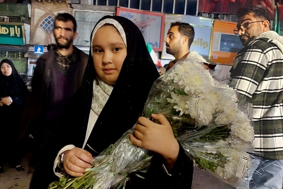 گزارش تصویری | توزیع ۲۰ هزار شاخه گل توسط مهاجران افغانستانی در میان مردم تهران