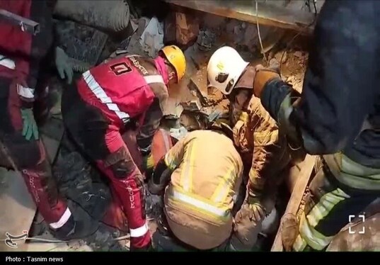 گرفتار شدن شش نفر زیر آوار در مشهد | سه تن نجات یافتند + تصاویر (۲۰ فروردین ۱۴۰۵)