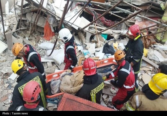 گرفتار شدن شش نفر زیر آوار در مشهد | سه تن نجات یافتند + تصاویر (۲۰ فروردین ۱۴۰۵)