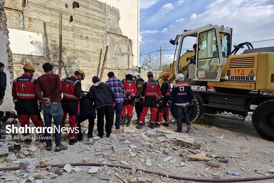 ریزش مرگبار ساختمان در مشهد | بیش از ۲۴ ساعت عملیات تجسس برای نجات محبوس شدگان زیر آوار + عکس و فیلم
