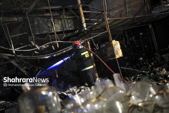 گزارش تصویری | اطفای حریق در بازار گل مشهد