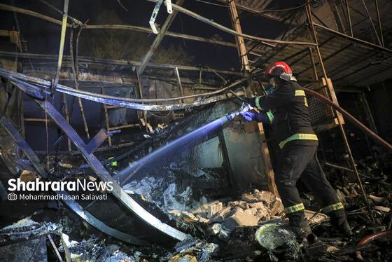 گزارش تصویری | اطفای حریق در بازار گل مشهد