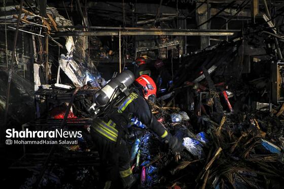 گزارش تصویری | اطفای حریق در بازار گل مشهد