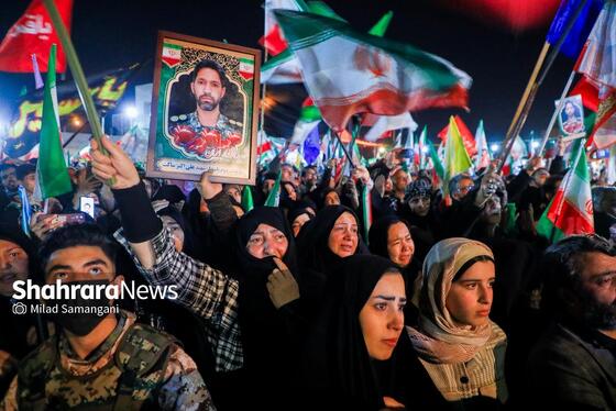 گزارش تصویری | چهل‌ودومین شب ایستادگی مردم در خیابان و تشییع پیکر یک شهید جنگ رمضان در مشهد