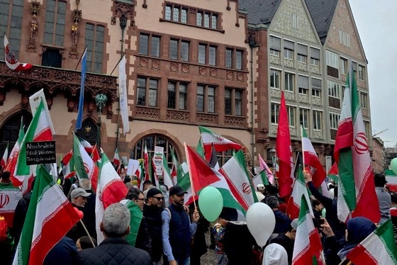 گزارش تصویری | افغانستانی‌ها و ایرانی‌ها زیر یک پرچم در سنگر خیابان‌های فرانکفورت