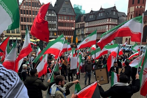 گزارش تصویری | افغانستانی‌ها و ایرانی‌ها زیر یک پرچم در سنگر خیابان‌های فرانکفورت