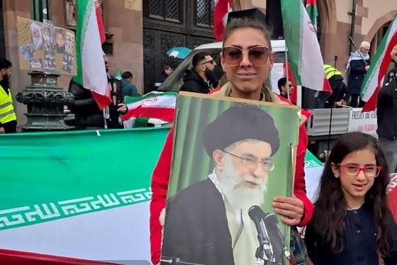 گزارش تصویری | افغانستانی‌ها و ایرانی‌ها زیر یک پرچم در سنگر خیابان‌های فرانکفورت