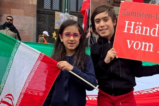 گزارش تصویری | افغانستانی‌ها و ایرانی‌ها زیر یک پرچم در سنگر خیابان‌های فرانکفورت