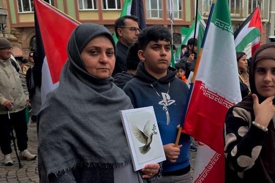 گزارش تصویری | افغانستانی‌ها و ایرانی‌ها زیر یک پرچم در سنگر خیابان‌های فرانکفورت