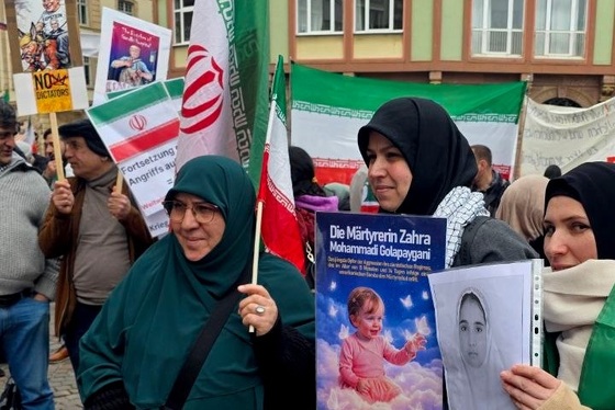 گزارش تصویری | افغانستانی‌ها و ایرانی‌ها زیر یک پرچم در سنگر خیابان‌های فرانکفورت