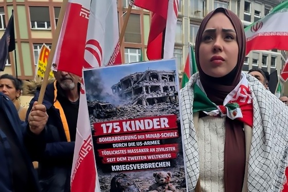 گزارش تصویری | افغانستانی‌ها و ایرانی‌ها زیر یک پرچم در سنگر خیابان‌های فرانکفورت