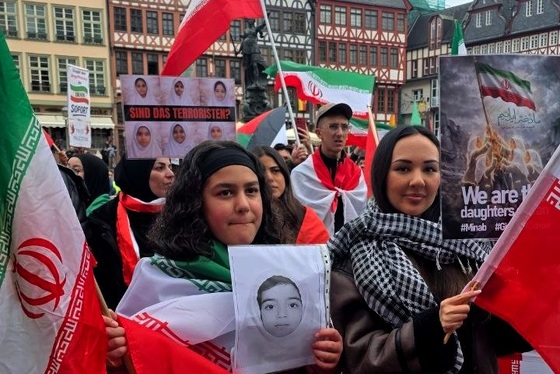 گزارش تصویری | افغانستانی‌ها و ایرانی‌ها زیر یک پرچم در سنگر خیابان‌های فرانکفورت