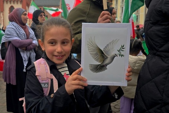 گزارش تصویری | افغانستانی‌ها و ایرانی‌ها زیر یک پرچم در سنگر خیابان‌های فرانکفورت