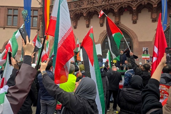 گزارش تصویری | افغانستانی‌ها و ایرانی‌ها زیر یک پرچم در سنگر خیابان‌های فرانکفورت
