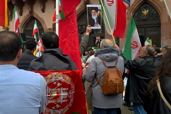 گزارش تصویری | افغانستانی‌ها و ایرانی‌ها زیر یک پرچم در سنگر خیابان‌های فرانکفورت