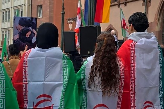 گزارش تصویری | افغانستانی‌ها و ایرانی‌ها زیر یک پرچم در سنگر خیابان‌های فرانکفورت