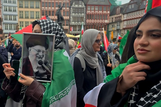 گزارش تصویری | افغانستانی‌ها و ایرانی‌ها زیر یک پرچم در سنگر خیابان‌های فرانکفورت