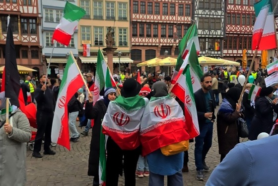 گزارش تصویری | افغانستانی‌ها و ایرانی‌ها زیر یک پرچم در سنگر خیابان‌های فرانکفورت