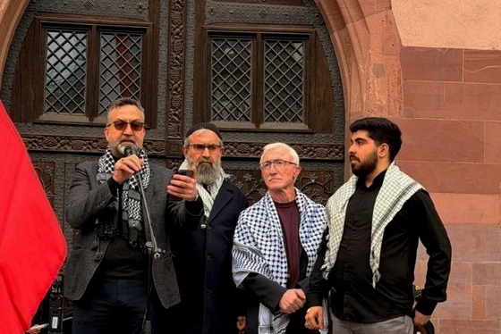 گزارش تصویری | افغانستانی‌ها و ایرانی‌ها زیر یک پرچم در سنگر خیابان‌های فرانکفورت