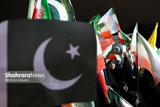 گزارش تصویری | چهل و هفتمین شب حضور حماسی مردم در خیابان | همبستگی پاکستانی های مقیم مشهد با ملت ایران