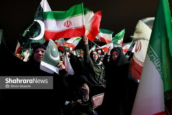 گزارش تصویری | چهل و هفتمین شب حضور حماسی مردم در خیابان | همبستگی پاکستانی های مقیم مشهد با ملت ایران