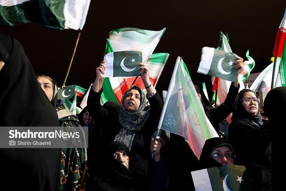 گزارش تصویری | چهل و هفتمین شب حضور حماسی مردم در خیابان | همبستگی پاکستانی های مقیم مشهد با ملت ایران