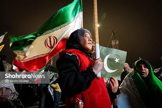 گزارش تصویری | چهل و هفتمین شب حضور حماسی مردم در خیابان | همبستگی پاکستانی های مقیم مشهد با ملت ایران