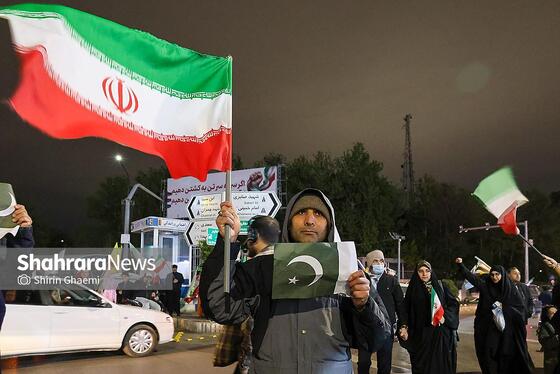 گزارش تصویری | چهل و هفتمین شب حضور حماسی مردم در خیابان | همبستگی پاکستانی های مقیم مشهد با ملت ایران