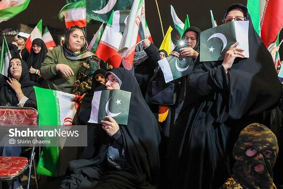 گزارش تصویری | چهل و هفتمین شب حضور حماسی مردم در خیابان | همبستگی پاکستانی های مقیم مشهد با ملت ایران