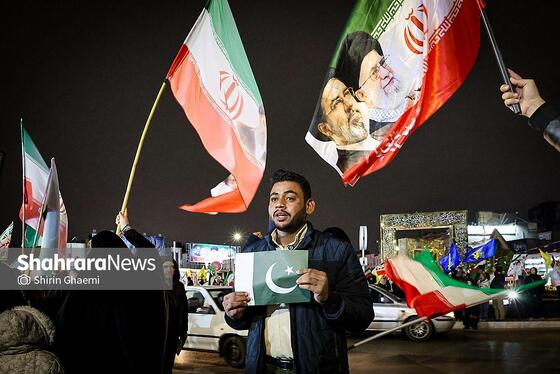 گزارش تصویری | چهل و هفتمین شب حضور حماسی مردم در خیابان | همبستگی پاکستانی های مقیم مشهد با ملت ایران