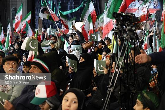 گزارش تصویری | چهل و هفتمین شب حضور حماسی مردم در خیابان | همبستگی پاکستانی های مقیم مشهد با ملت ایران