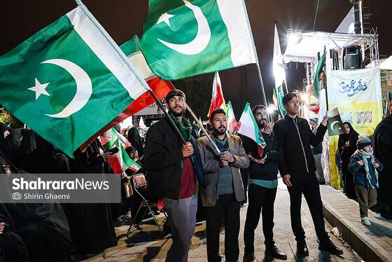 گزارش تصویری | چهل و هفتمین شب حضور حماسی مردم در خیابان | همبستگی پاکستانی های مقیم مشهد با ملت ایران