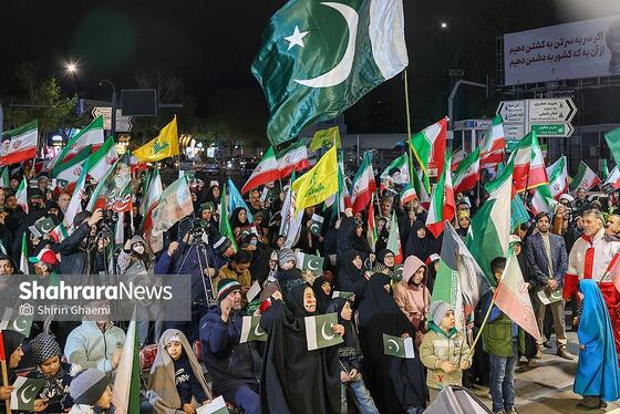 گزارش تصویری | چهل و هفتمین شب حضور حماسی مردم در خیابان | همبستگی پاکستانی های مقیم مشهد با ملت ایران