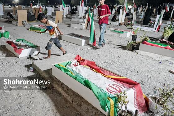 گزارش تصویری | گلزار شهدای میناب در آخرین جمعه ماه فروردین
