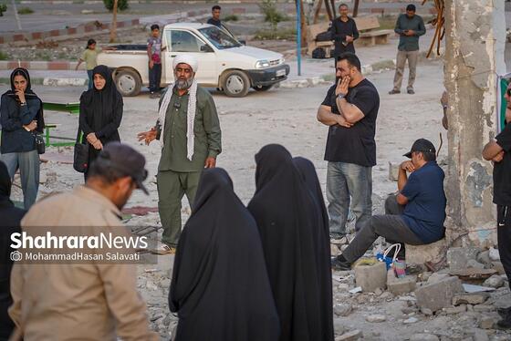 گزارش تصویری | حضور قهرمانان ملی و المپیک در میناب برای همدردی با خانواده دانش‌آموزان شهید