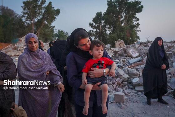 گزارش تصویری | حضور قهرمانان ملی و المپیک در میناب برای همدردی با خانواده دانش‌آموزان شهید