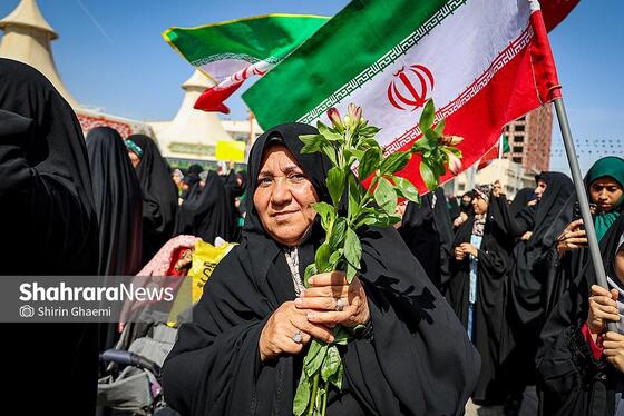 گزارش تصویری | گلباران حرم مطهر رضوی به مناسبت سالروز میلاد حضرت معصومه (س)