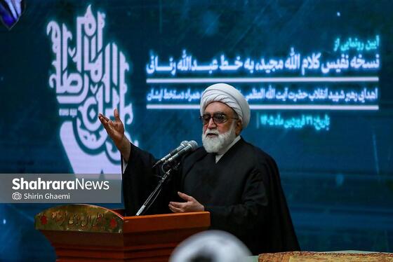 گزارش تصویری | مراسم رونمایی از نسخه چاپ‌شده قرآن کریم به خط رنّانی به همراه دست خط رهبر شهید انقلاب