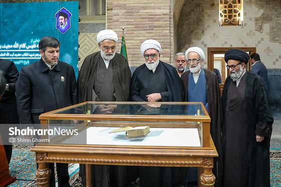 گزارش تصویری | مراسم رونمایی از نسخه چاپ‌شده قرآن کریم به خط رنّانی به همراه دست خط رهبر شهید انقلاب