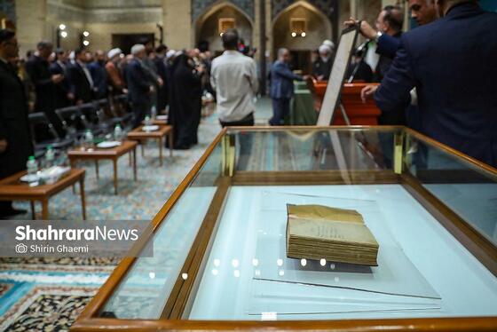 گزارش تصویری | مراسم رونمایی از نسخه چاپ‌شده قرآن کریم به خط رنّانی به همراه دست خط رهبر شهید انقلاب