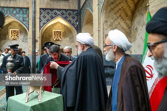 گزارش تصویری | مراسم رونمایی از نسخه چاپ‌شده قرآن کریم به خط رنّانی به همراه دست خط رهبر شهید انقلاب