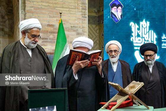 گزارش تصویری | مراسم رونمایی از نسخه چاپ‌شده قرآن کریم به خط رنّانی به همراه دست خط رهبر شهید انقلاب