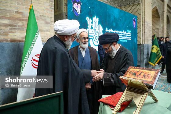 گزارش تصویری | مراسم رونمایی از نسخه چاپ‌شده قرآن کریم به خط رنّانی به همراه دست خط رهبر شهید انقلاب