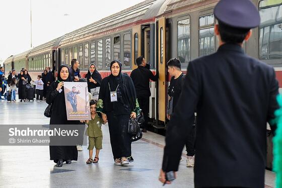 گزارش تصویری | ورود خانواده شهدای میناب به مشهدالرضا